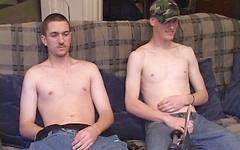Regarde maintenant - Skinny straight skaters jack off together before turning gay