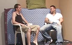 Jetzt beobachten - Scruffy twink gets fucked by a beefy and handsome amateur dude