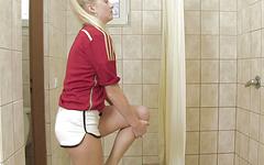 Ver ahora - Cayla lyons masturbates in the showers after a hot soccer game.