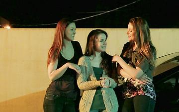 Downloaden Annabelle lee, karlie montana and samantha ryan have an outdoor lesbian tro