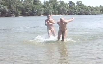 Downloaden Stocky mature dudes suck and fuck outdoors by a lake