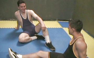 Télécharger Handsome latino wrestles, sucks and fucks a white jock