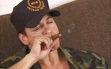 Herunterladen Smokin' marines share a cigar and fuck hard in uniform