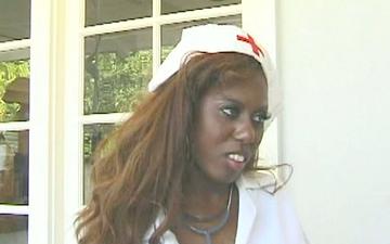 Downloaden Busty black nurse fucks and sucks in sexy white garters and fishnets