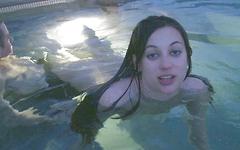 Kijk nu - A group thing in the hot tub starts up with a redhead and a brunette