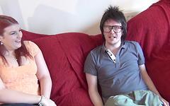Ver ahora - Slutty curvy red head gives a blowjob to a dorky nerd