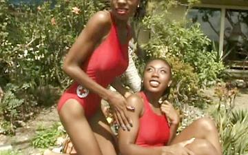 Downloaden Sexy ebony lifeguards bronze and diana devoe go at it with strapons.