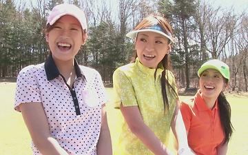 Herunterladen Pretty asian golfer drops skirt and blouse to get banged, stuffed with toys
