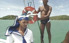 Regarde maintenant - Two sailors rim and spitroast tan passenger's hungry holes on sunny yacht