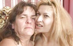 Guarda ora - Blonde and horny midget lesbian swap dildo and finger their juicy twats
