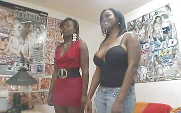 Télécharger Chocolate ladies with big tits have a threesome with a white guy