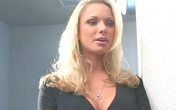 Herunterladen Busty blonde babe briana banks deepthroats cock and gets slammed on desk