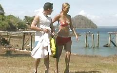 Jetzt beobachten - Blonde latina gets fucked outside on a beach