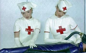 Télécharger Latex nurses sabrina jade & zoe young use latex patient's cock for anal.