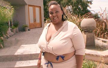 Scaricamento Alize takes a hot black dude's load on her tits