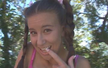 Downloaden De brunette achttienjarige kelly kline geeft een handjob met een face pop