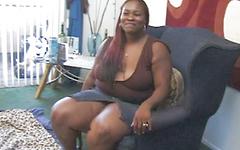Regarde maintenant - Sexy black bbws grind their asses together as a double dildo fills them up