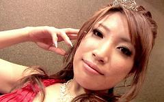 Guarda ora - Asian princess in her crown gets herself off