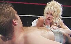Ver ahora - Slutty blonde with massive tits gets fucked in the ass in a boxing ring