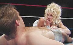 Guarda ora - Slutty blonde with massive tits gets fucked in the ass in a boxing ring