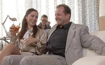 Scaricamento Skanky whores love piss