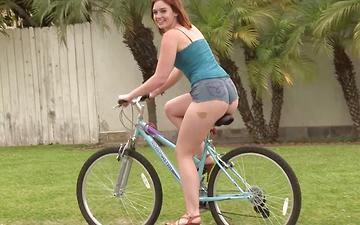 Herunterladen Jodie taylor wird in wenigen minuten vom fahrradfahren zum reiten eines großen schwanzes!