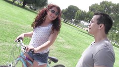 Kijk nu - Savannah foxx gaat van fietsen naar talon's enorme lul beffen!