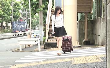 Herunterladen Asian girl walking with suitcase gives dude head