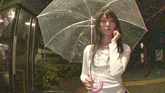 Ver ahora - Asian girl standing under umbrella picked up and fucked on round bed