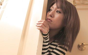 Télécharger Petite asian chick gives a blowjob in the bathroom