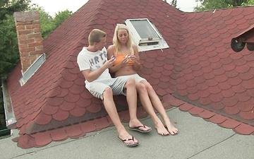 Herunterladen Christen lets her boyfriend bang her teen pussy on the roof
