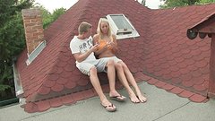 Regarde maintenant - Christen lets her boyfriend bang her teen pussy on the roof