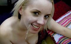 Kijk nu - A massive facial leaves this amateur blonde with jizz dripping off her chin
