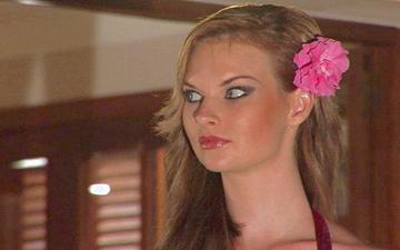 Télécharger Tarra white wants to impress two dudes