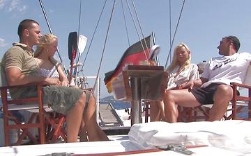 Télécharger Katy sweet gets her blonde ass fucked on the boat