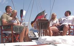 Jetzt beobachten - Katy sweet gets her blonde ass fucked on the boat
