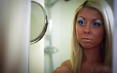 Regarde maintenant - Blonde coerces her man into compliance with lips, tits and pussy