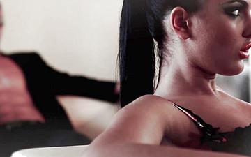 Herunterladen Smooth skinny brunnette gives head and gets fucked deep