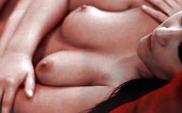 Herunterladen Lesbian lovers finger each other and lick pussy lips