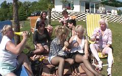 Jetzt beobachten - Little blondie gets squirted on at the gran bang
