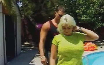 Télécharger Harley raine takes her neighbor's dick by his pool