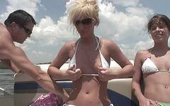 Regarde maintenant - Terriana rubs sunscreen on her nipples