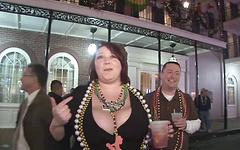 Kijk nu - Shirley fits in during the mardi gras celebrations