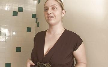 Herunterladen Coed sudsing up her huge tits in the shower