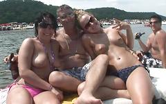Kijk nu - Spring break women go topless on a boat and in the water