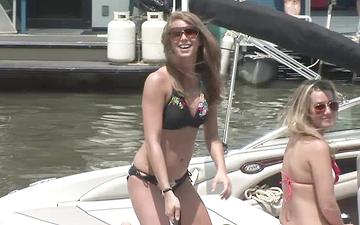 Scaricamento Spring break coeds go topless on a boat 