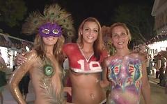 Ver ahora - Bare breasts get a coat of body paint 