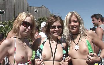 Herunterladen Sorority sisters flash tits to get the party started