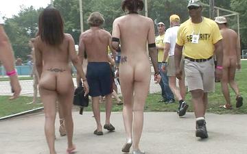 Scaricamento College coeds get naked and play volleyball outdoors