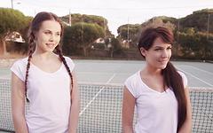 Jetzt beobachten - Bella beretta and abril gerald are horny tennis players